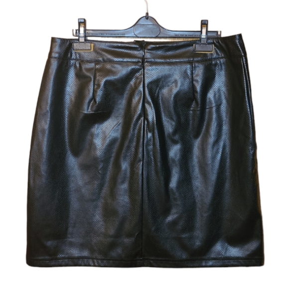 2/$40 Mariloup Wolfe Mini Skirt - Picture 3 of 10